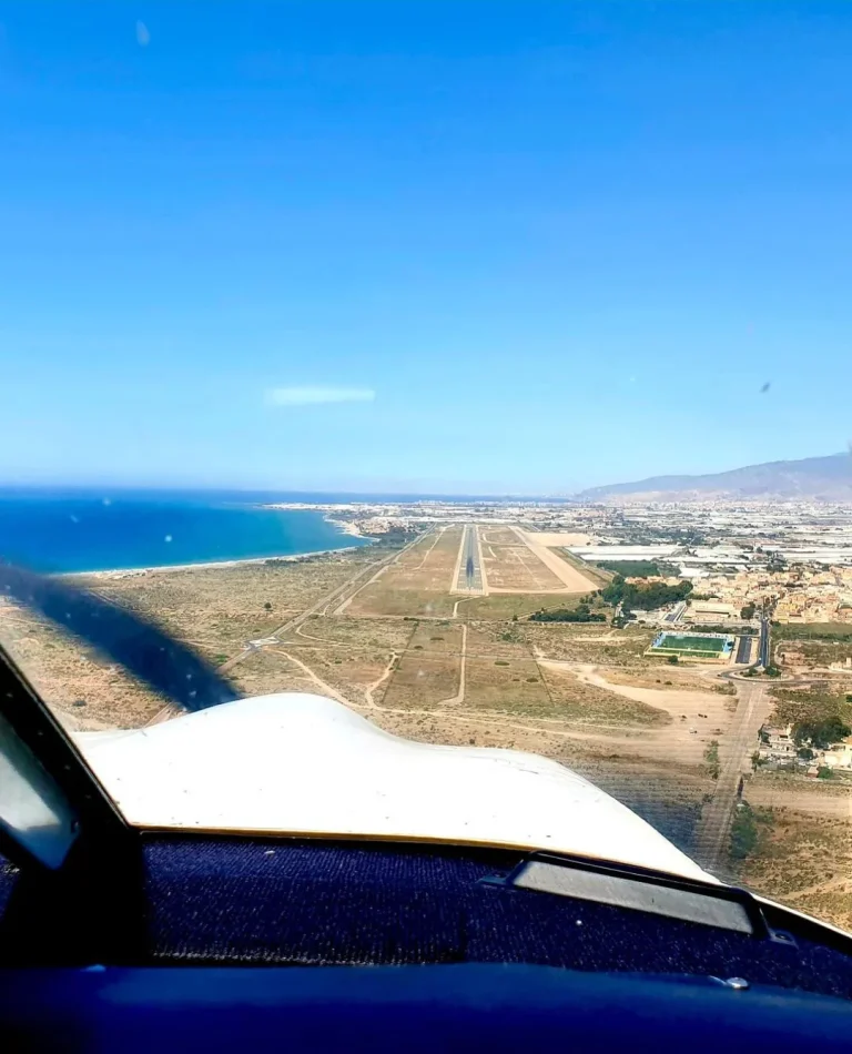 Aproximación a la pista desde la cabina durante el vuelo de Gea