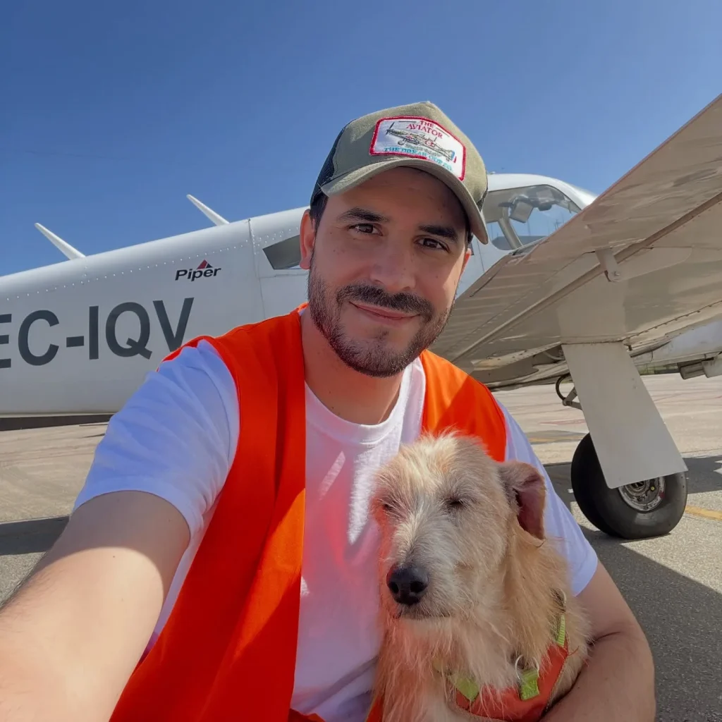 Fer, piloto de Patas y Pilotos, con Sheldon junto al avión