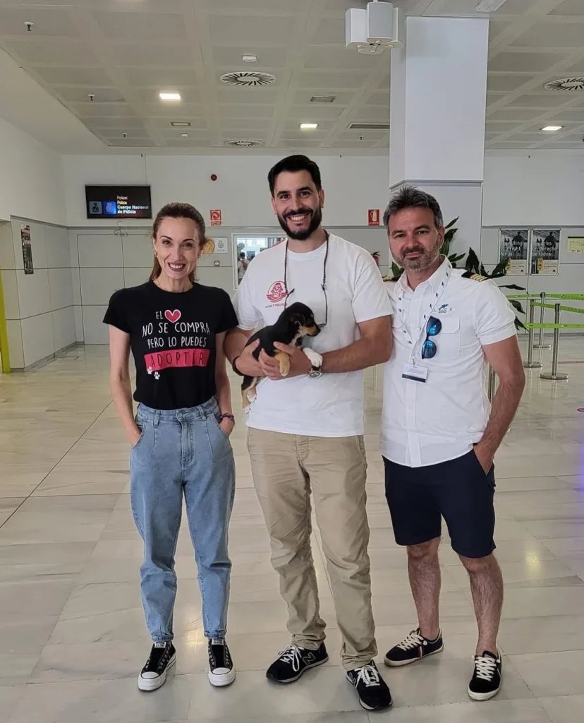 Gea en brazos en la terminal junto a los voluntarios de Patas y Pilotos