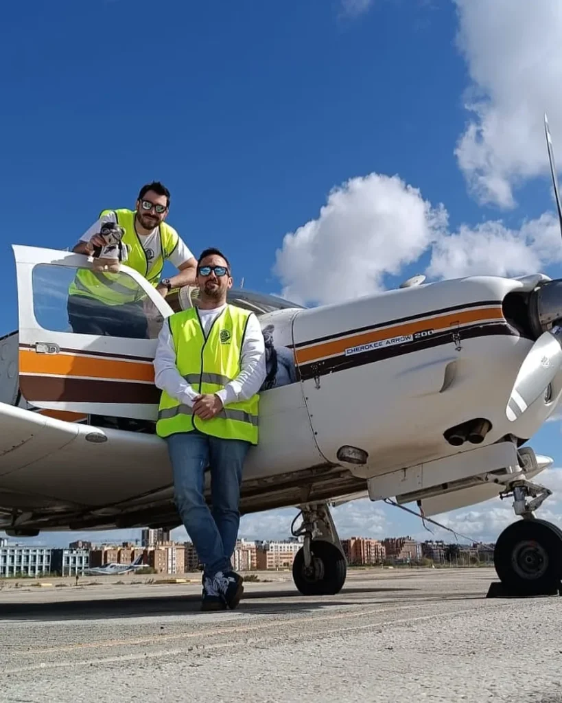 Los pilotos de Patas y Pilotos junto al avión antes de salir a por Juani