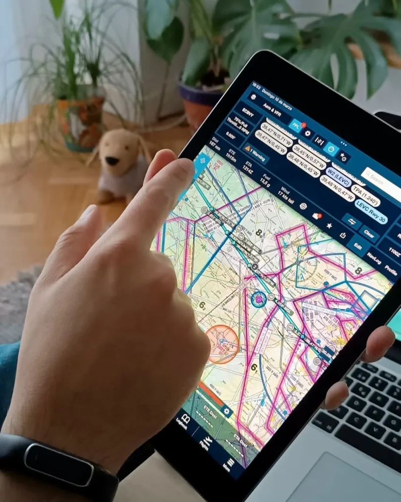 Planificando en la tableta la ruta del vuelo de Juani a Madrid