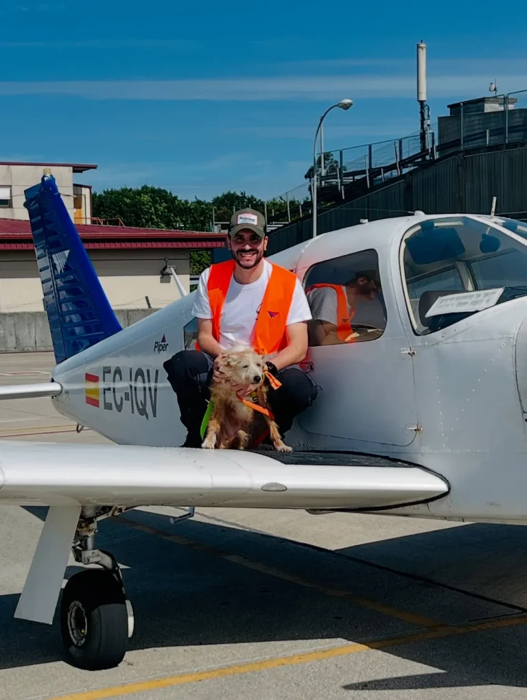 Sheldon sobre el ala del avión con su piloto antes de despegar de Vigo