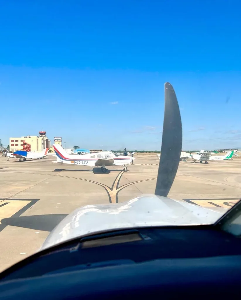 Vista desde la cabina del avión antes de despegar con Gea