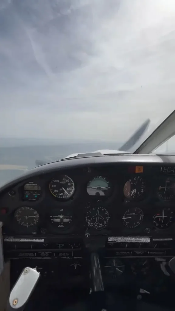 Vista desde la cabina del avión durante el vuelo de Shrek