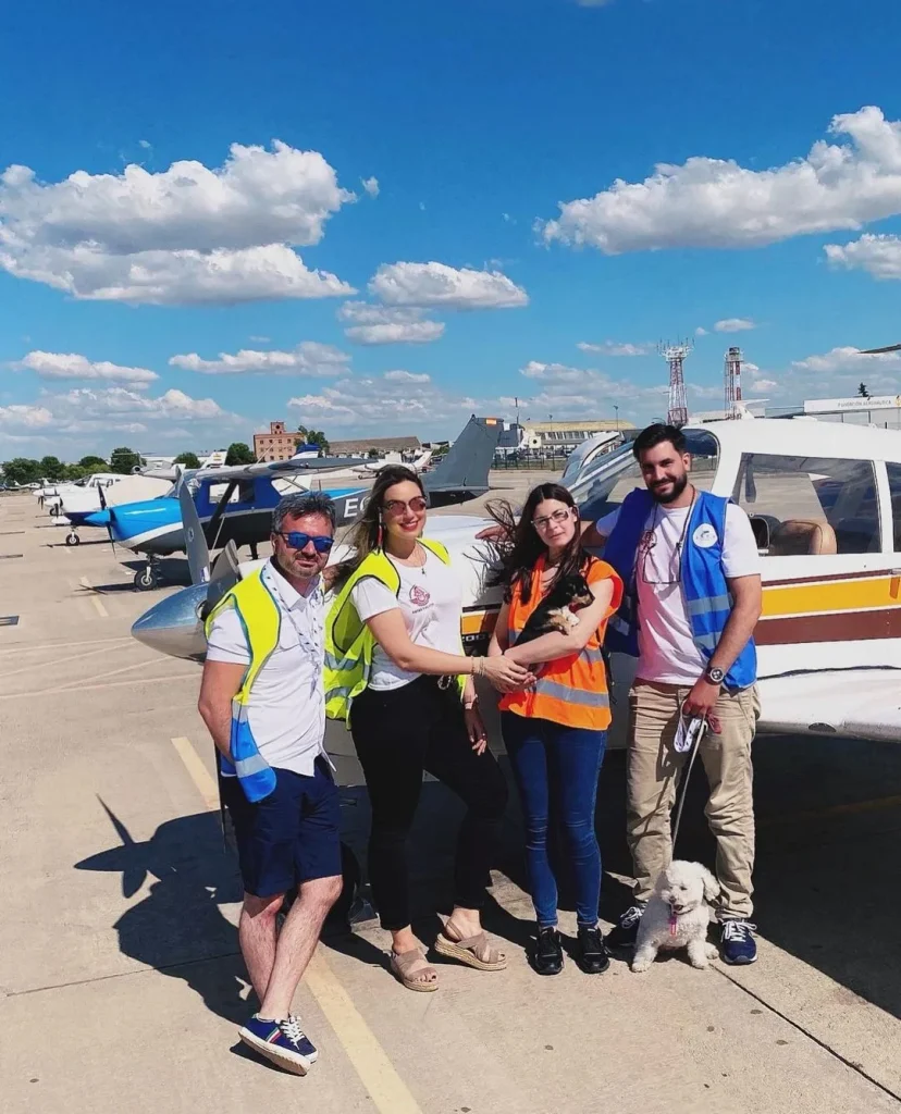 Voluntarios de Patas y Pilotos con Gea junto a los aviones